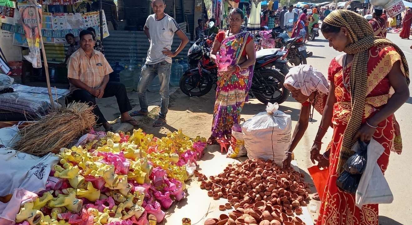 Seraikela Kharsawan News : घरौंदा से दमक रहे बाजार, थर्मोकॉल के डिजाइन भी आकर्षक