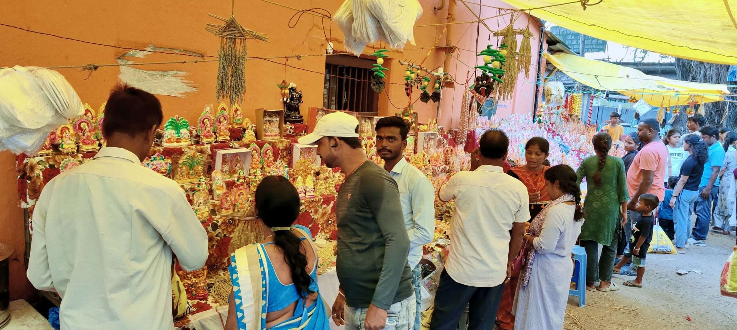 East Singhbhum News : ग्राहकों से गुलजार रहा बाजार