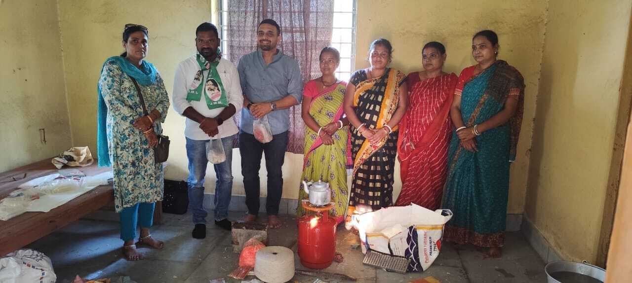 East Singhbhum News : मोमबत्ती बना सशक्त बन रहीं महिलाएं