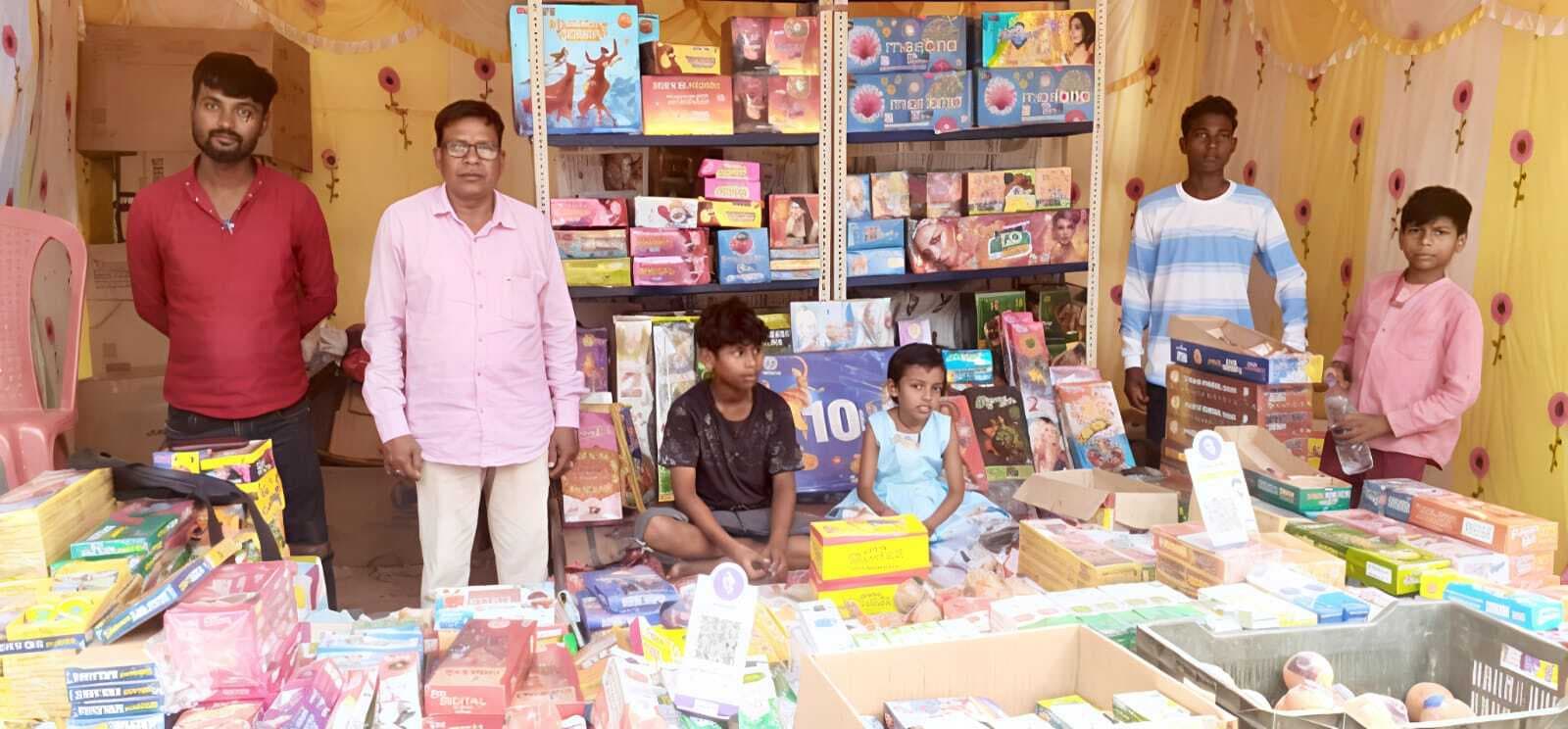 East Singhbhum News : पटाखा बाजार सजा, आज तक बिक्री की अनुमति