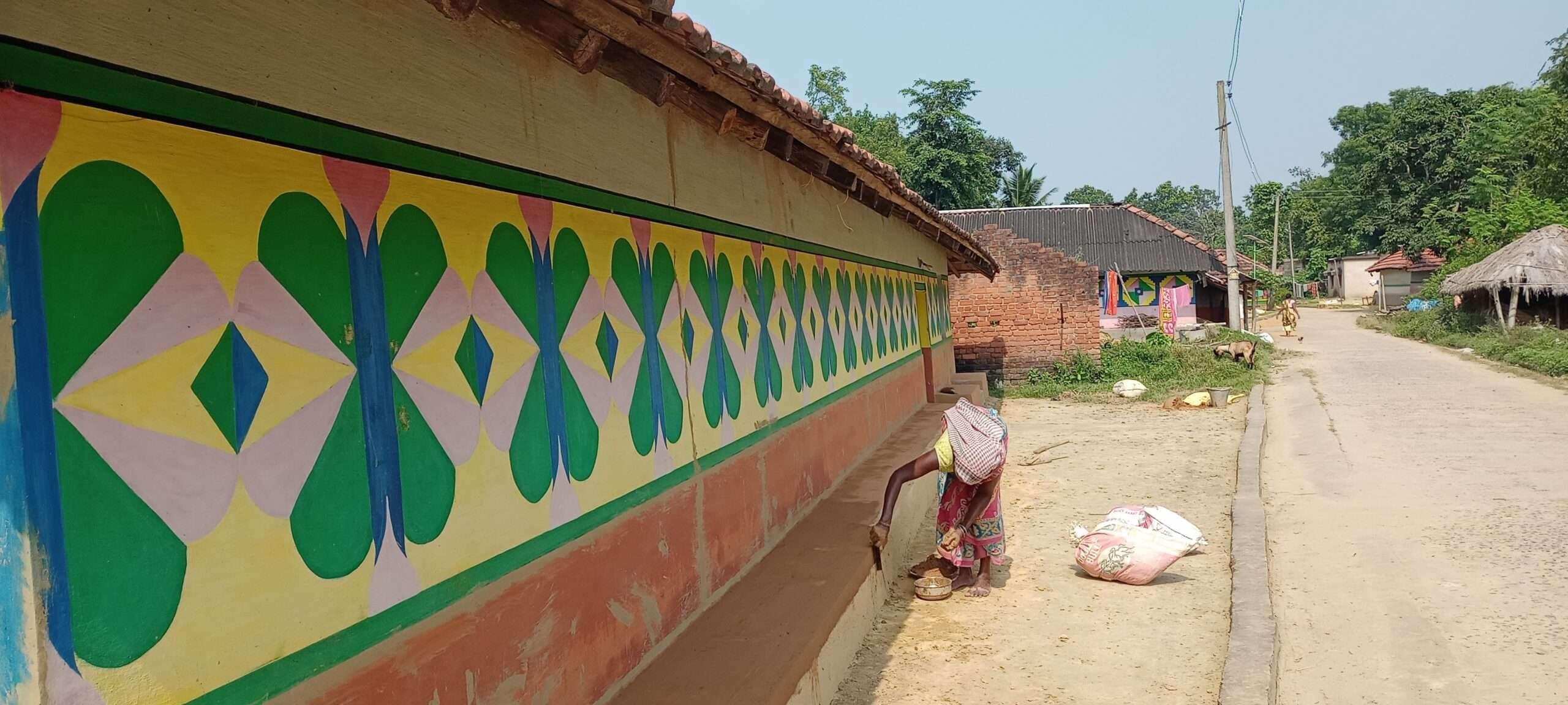 East Singhbhum News : सोहराय व बांदना पर्व को लेकर सजने लगे घर-द्वार