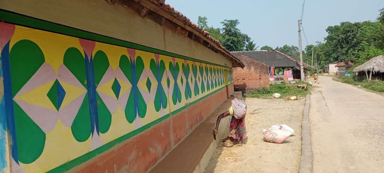 East Singhbhum News : सोहराय व बांदना पर्व को लेकर सजने लगे घर-द्वार