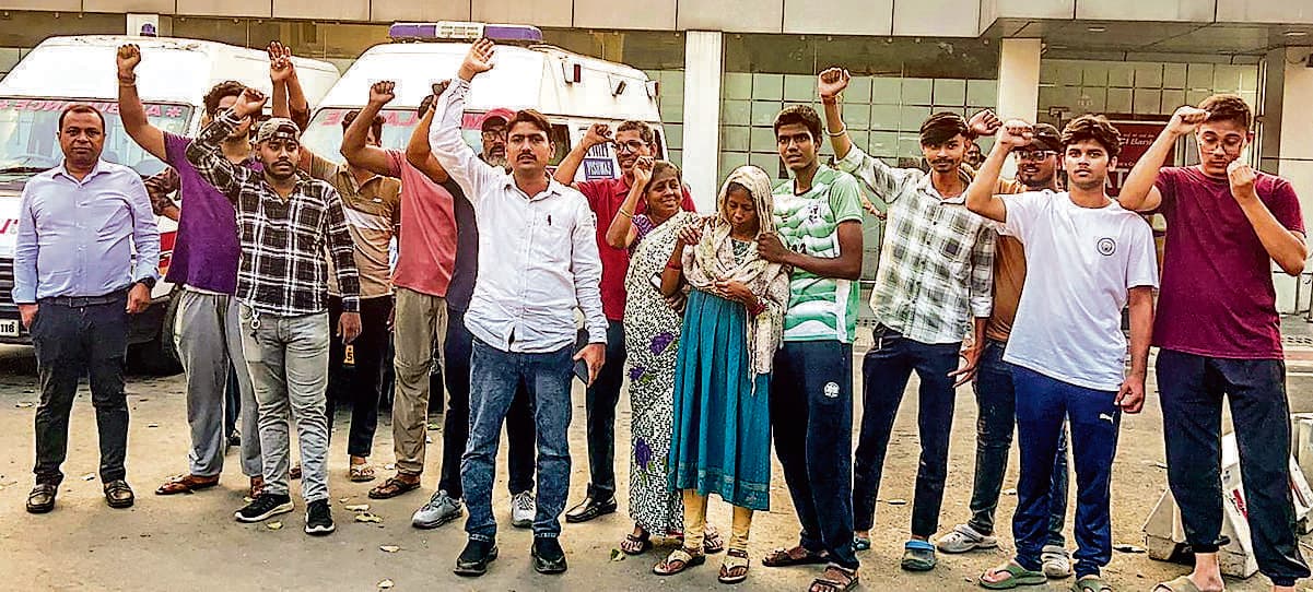 Jamshedpur News : मुआवजे पर गतिरोध कायम : शाह स्पंज के कर्मी का शव लेने से परिजनों का इनकार