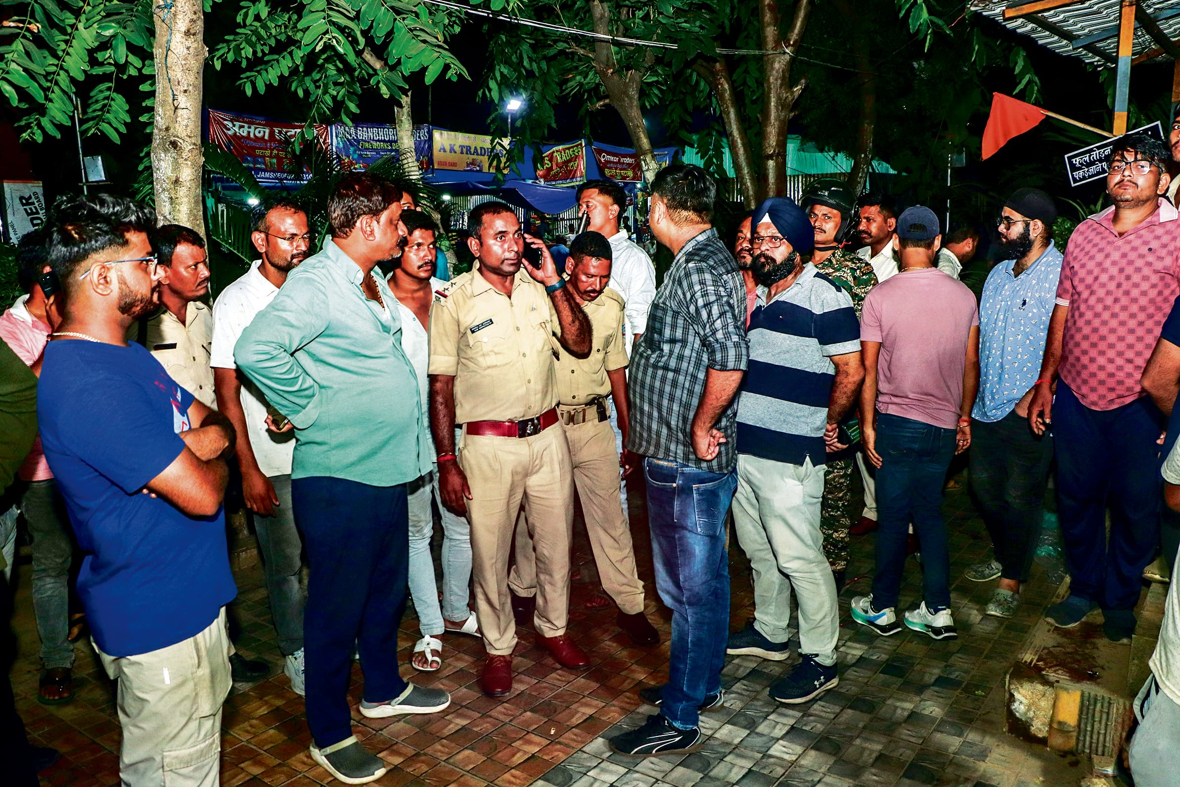 Jamshedpur News : जुगसलाई पार्क के अंदर बिक रहा था पटाखा, पुलिस ने बंद करायी दुकानें, हंगामा