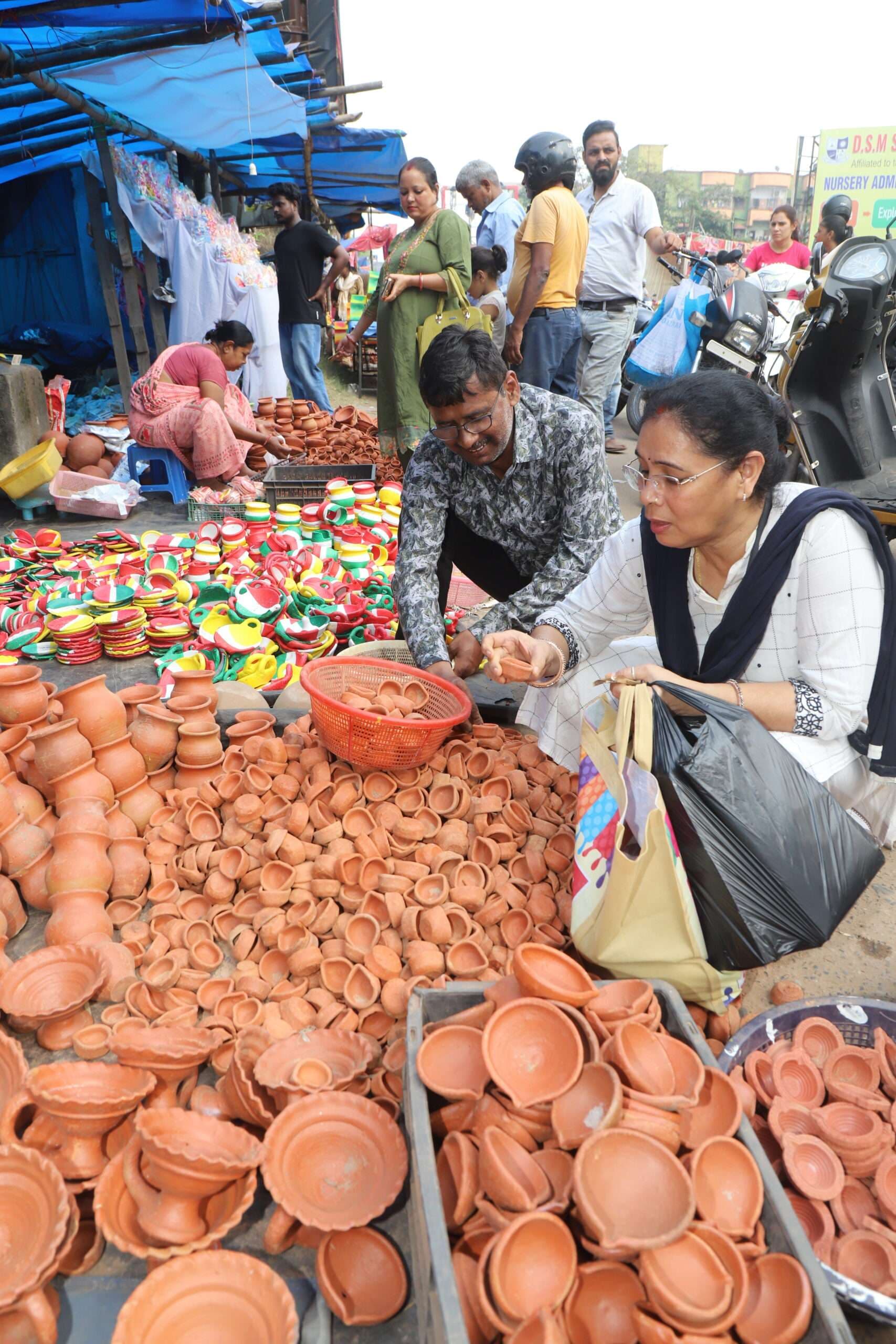 Jamshedpur News : दीपावली आज, बाजार में बढ़ी खरीदारों की भीड़