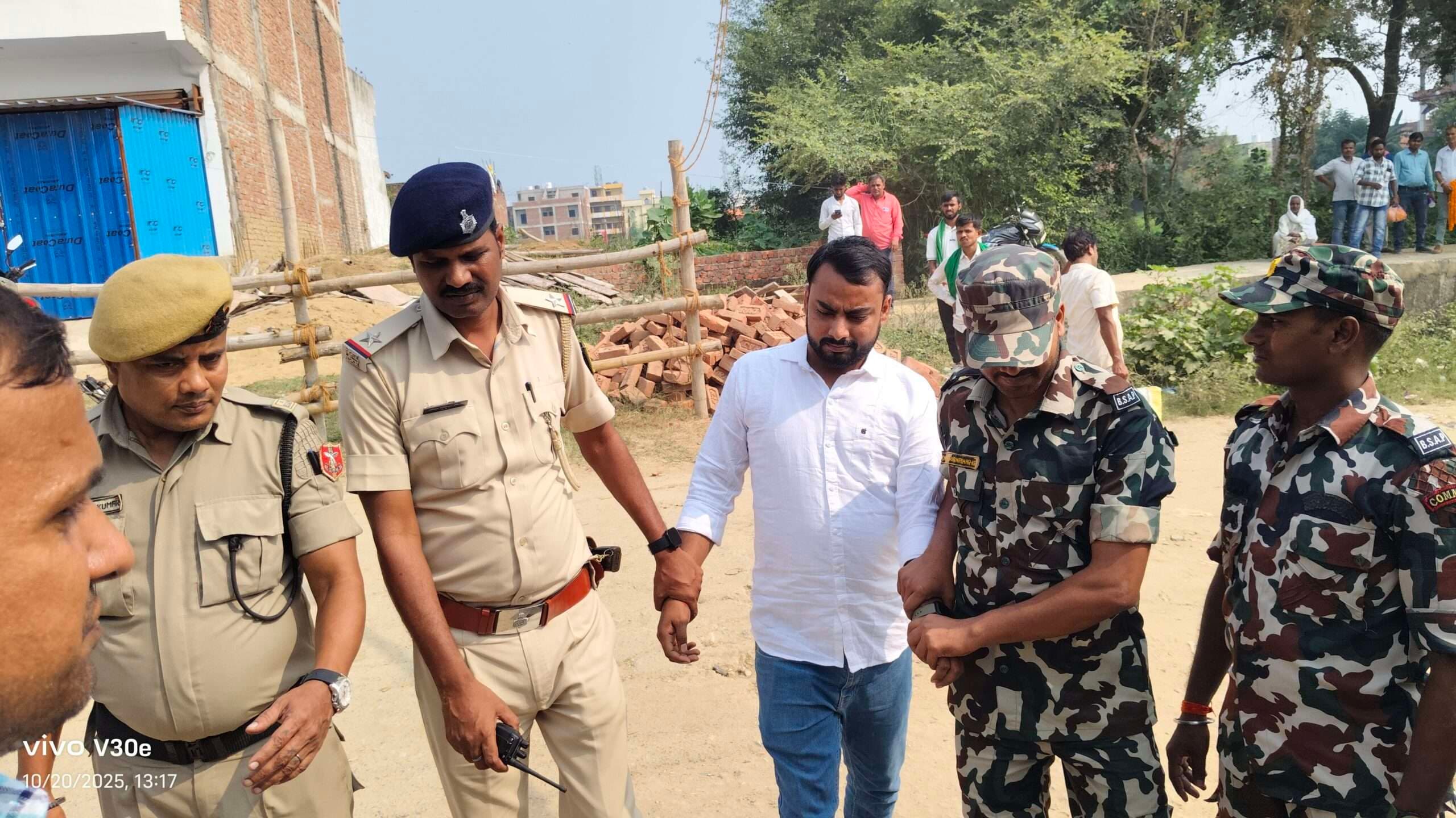 नामांकन केंद्र पर वॉकी-टॉकी के साथ पकड़ाया युवक