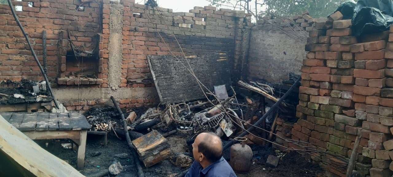 घर में आग लगने से दो बाइक, दो लाख रुपये व सामान राख