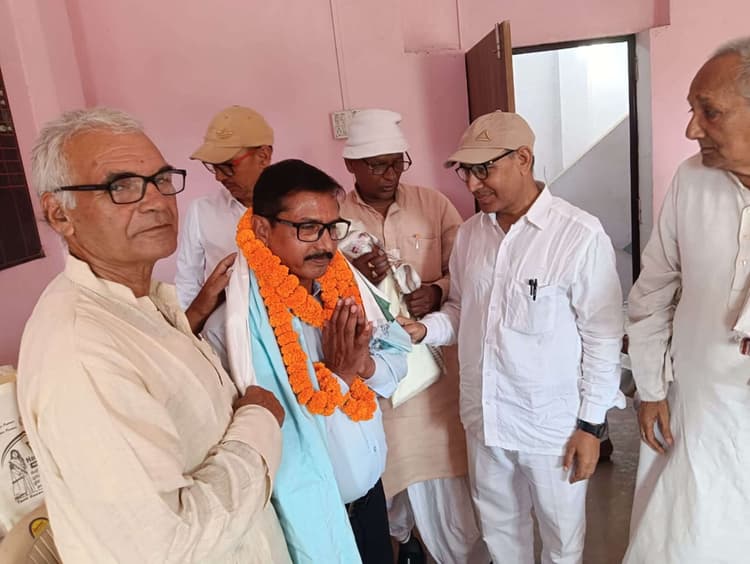 राजकीय पुरस्कार के लिए चयनित शिक्षक का किया अभिनंदन