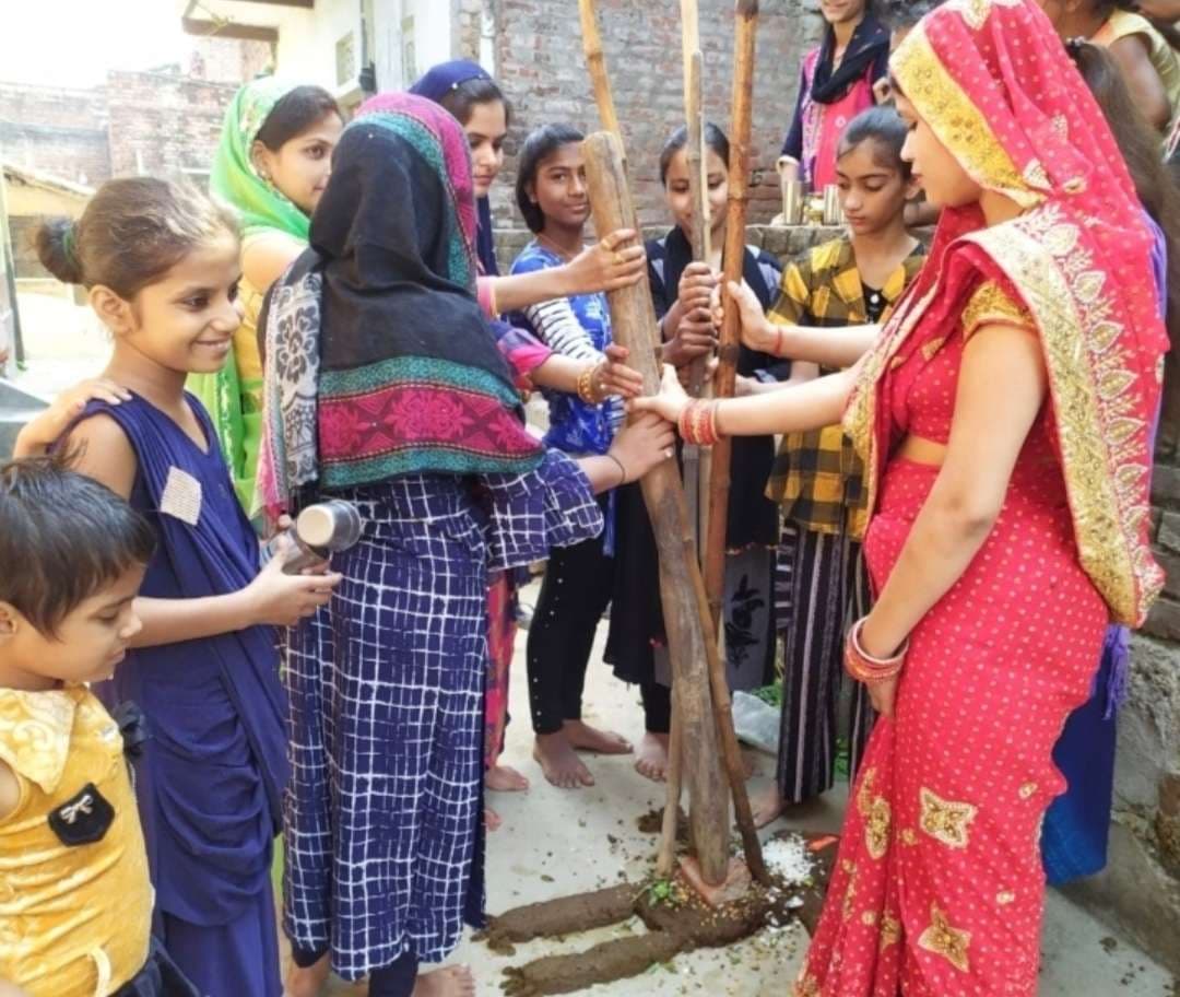 गांवों में धूमधाम से की गयी गोवर्धन पूजा