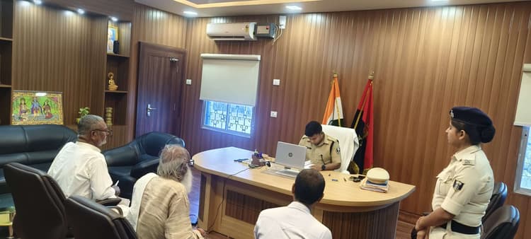 Sitamarhi : शिकायत सुन एसपी ने निष्पक्ष जांच कर कार्रवाई कर दिया निर्देश