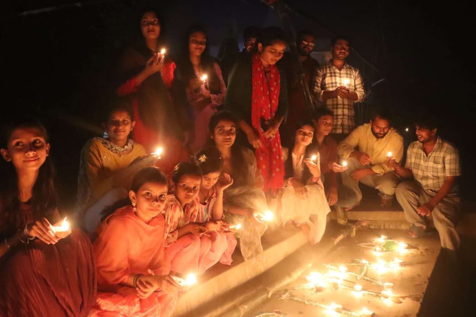 देव दिवाली : 1500 दीपों की रोशनी से जगमगाया पूरा मोहल्ला