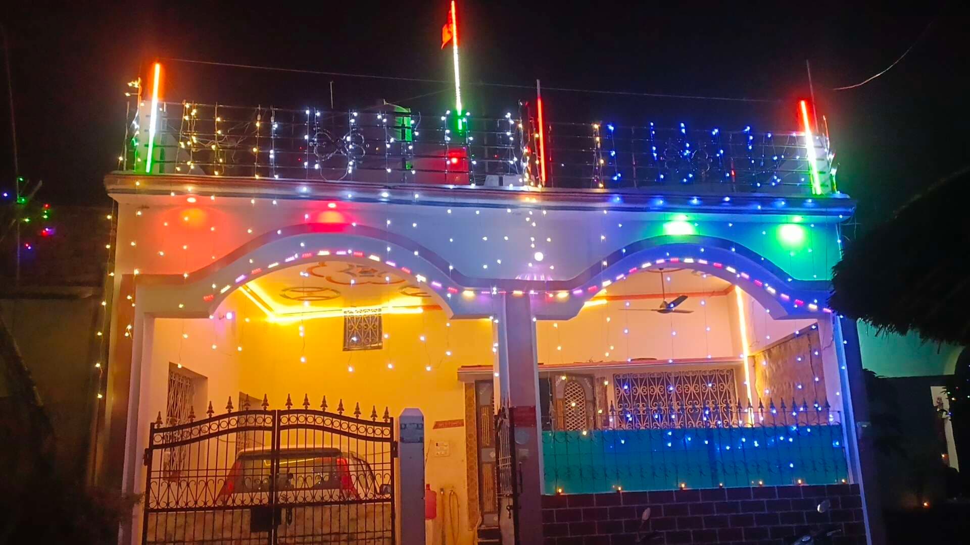 दीपों के त्योहार पर तिरंगा लाइट लगाकर देशभक्ति का दिया संदेश