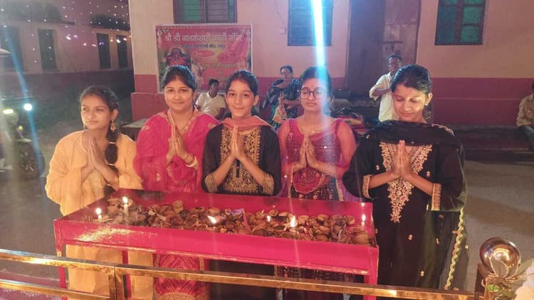 जिलेभर में हर्षोल्लास के साथ मनाई गयी दीपावली, दीयों व लाइटों से जगमगाया घर