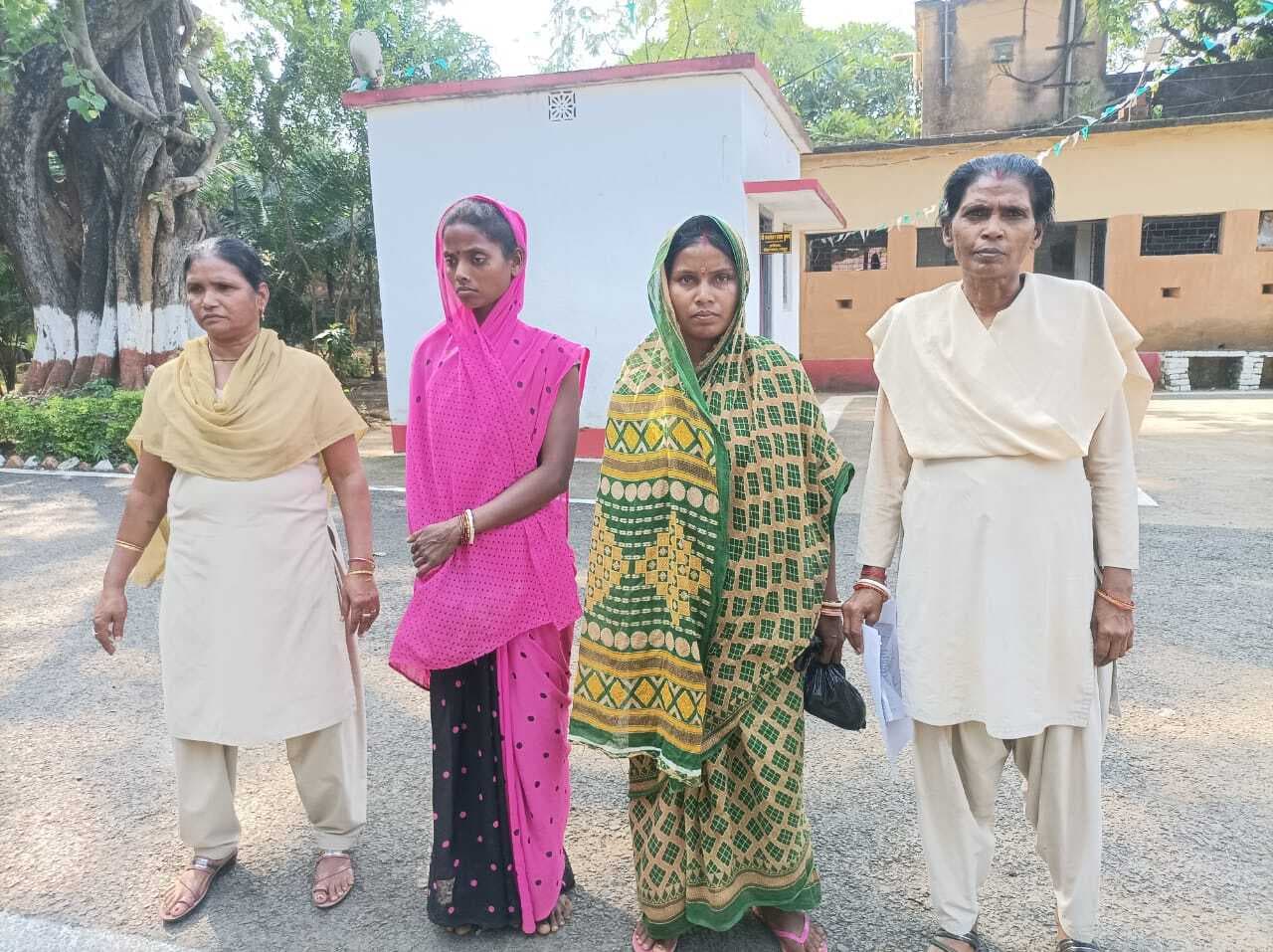 पुलिस टीम पर हमले मामले में दो महिला गिरफ्तार