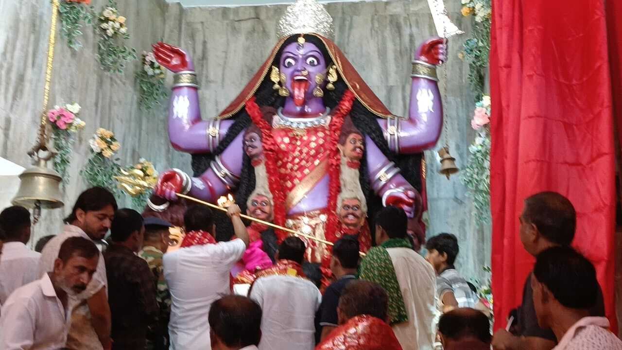 मां बम काली की पूजा में उमड़े भक्त