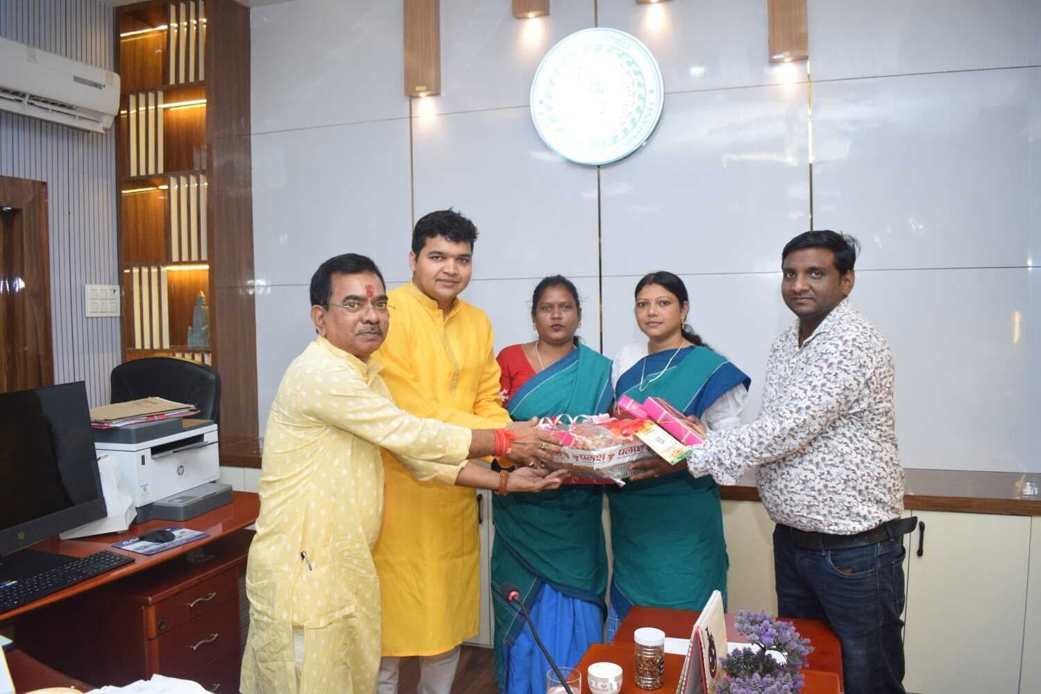 दीदियों ने डीसी को दी दीपावली की शुभकामना