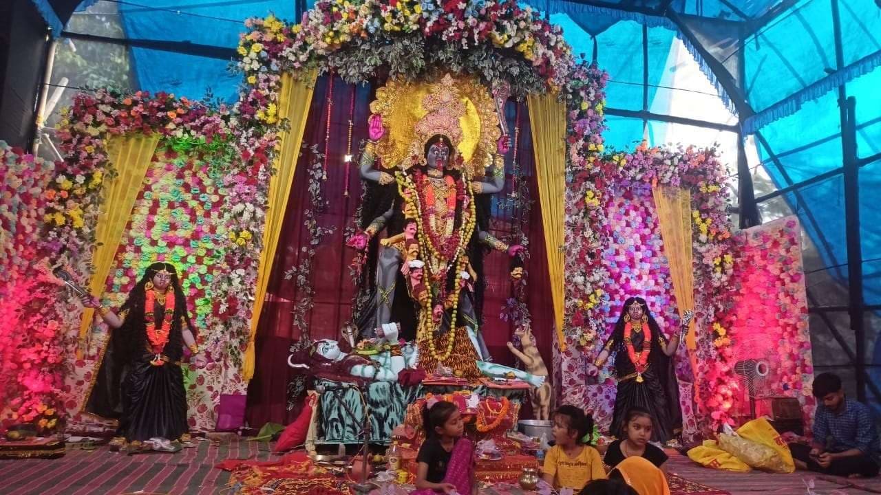 Sitamarhi : पुपरी में कई जगहों पर धूमधाम से की जा रही मां काली की प्रतिमा पूजा