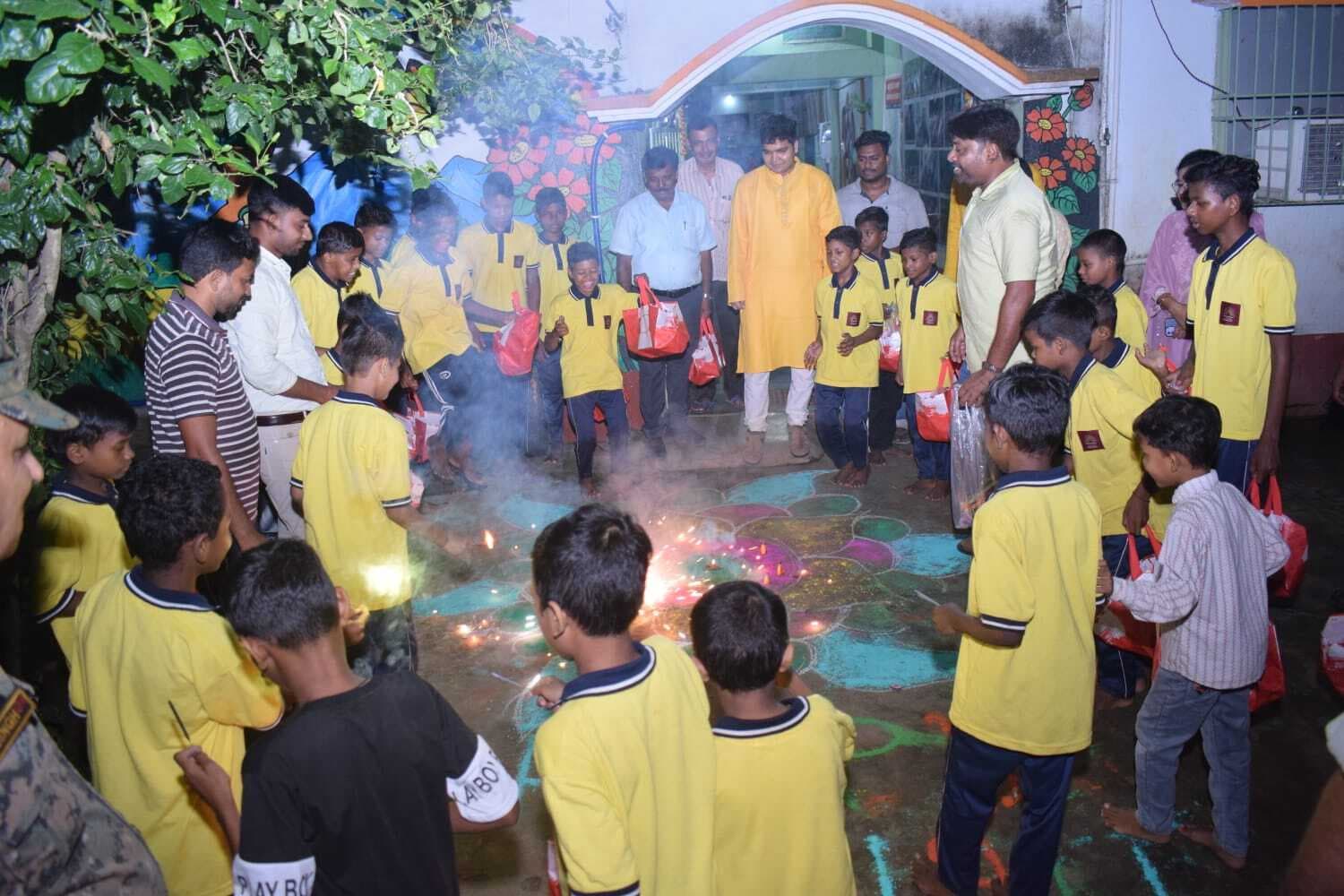 उपायुक्त ने दीपावली पर बच्चों के साथ छोड़े पटाखे