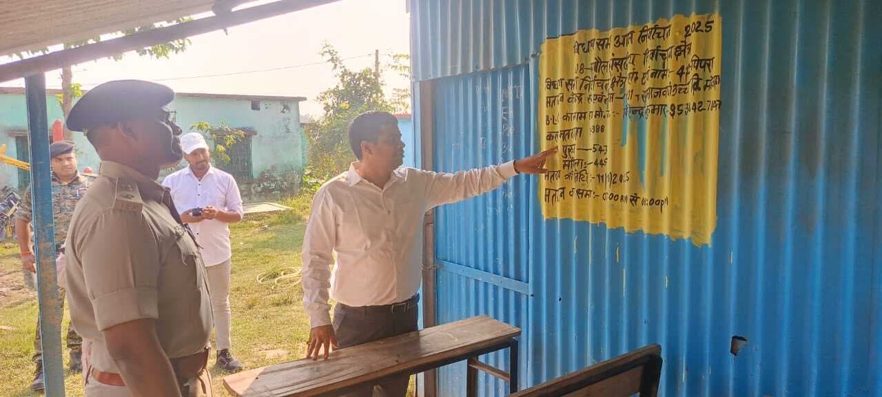डीएम व एसपी ने किया अति संवेदनशील मतदान केंद्रों का संयुक्त निरीक्षण