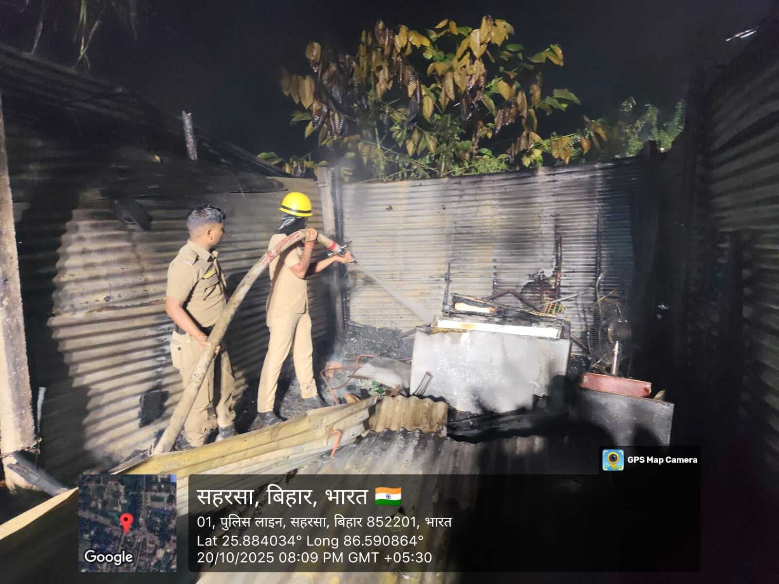 शॉट सर्किट से लगी आग से वीर कुंवर सिंह चौक स्थित तीन दुकान जलकर राख