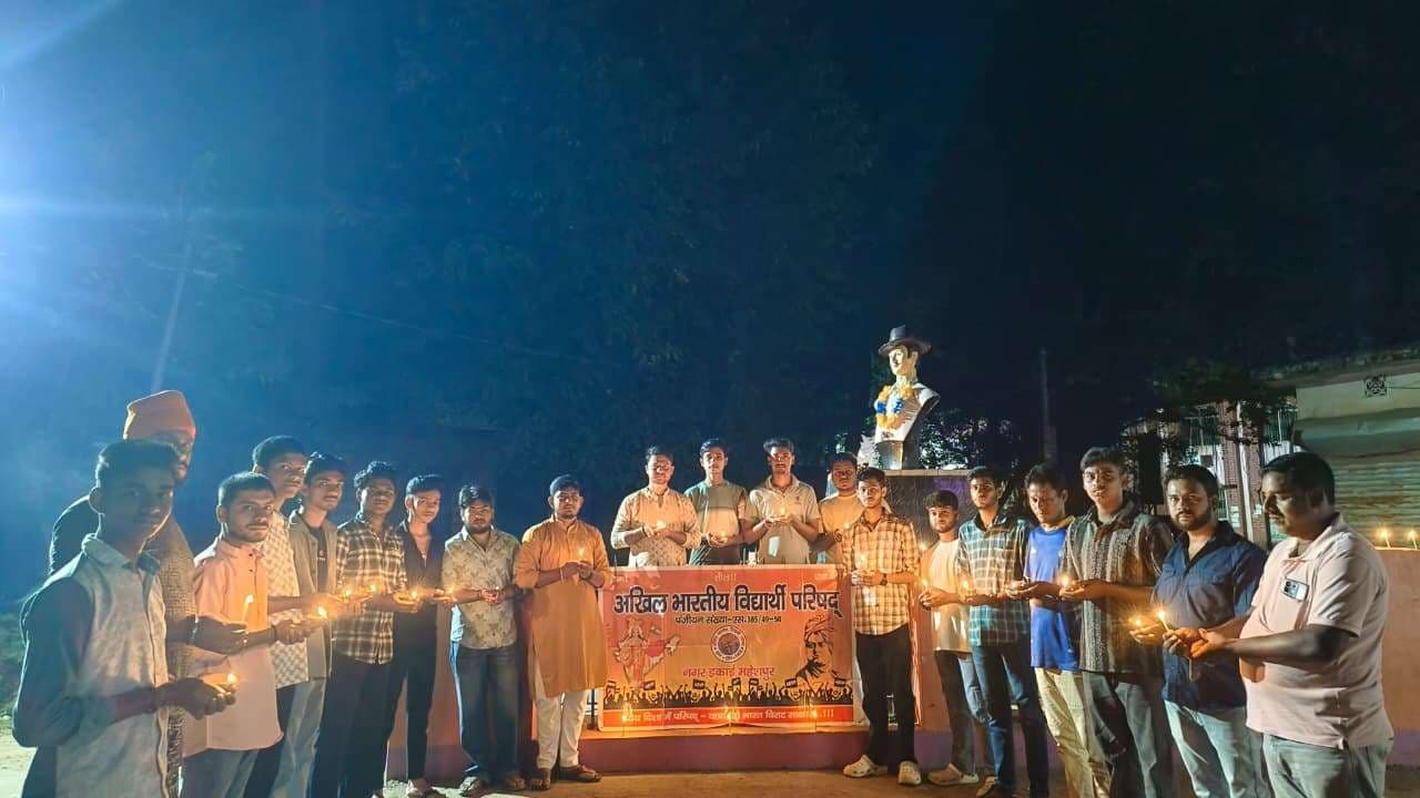 अभाविप के सदस्यों ने शहीदों के नाम एक दीया जलाया