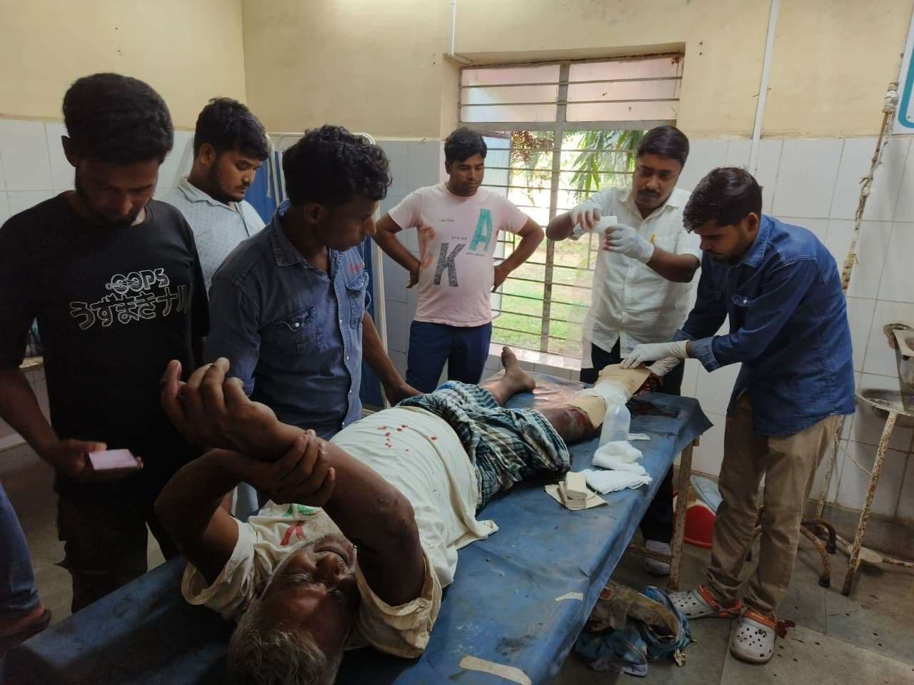 दो बाइकों की आमने-सामने टक्कर, तीन लोग घायल