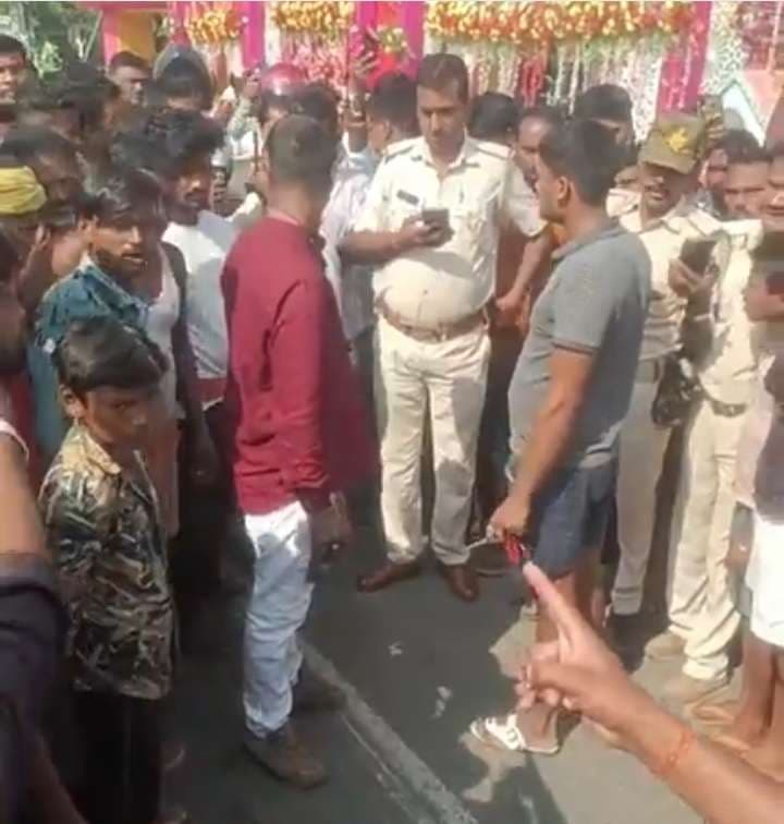 गीतवास पुल के समीप गिरा आपत्तिजनक वस्तु से लोगों में आक्रोश