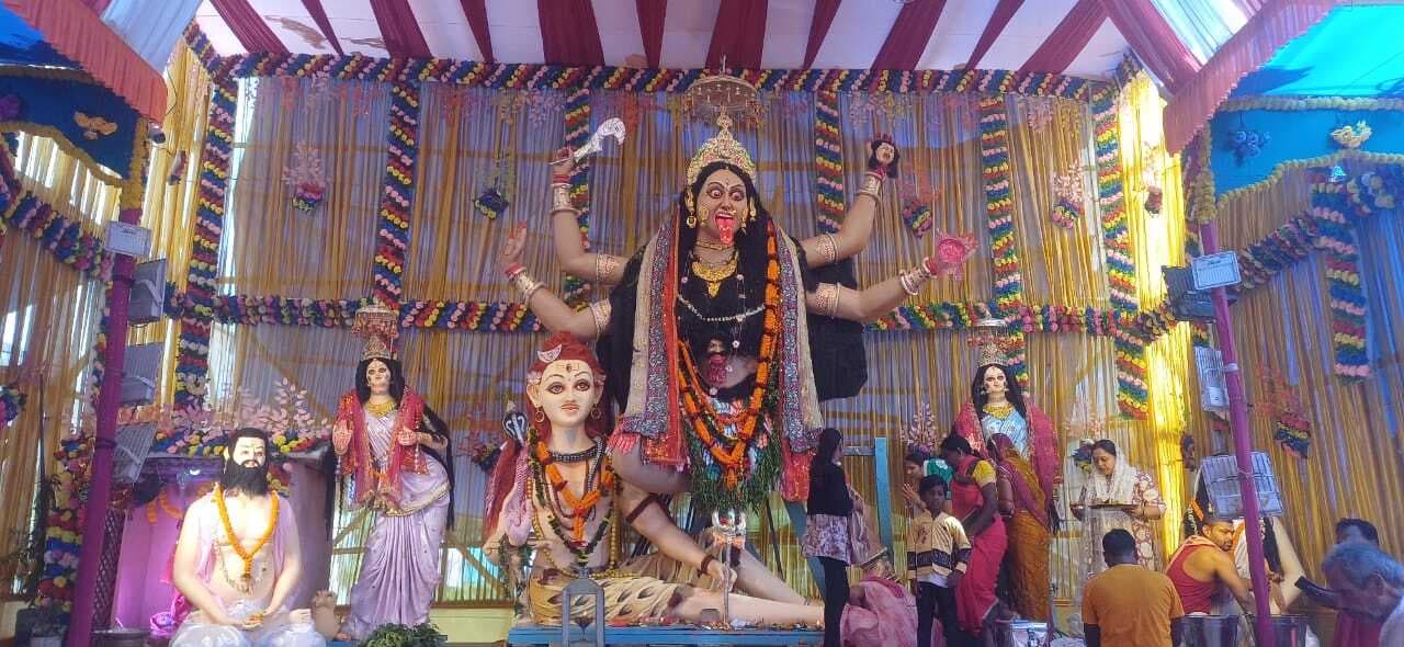 मंदिरों में मां काली के दर्शन को उमड़ी श्रद्धालुओं की भीड़