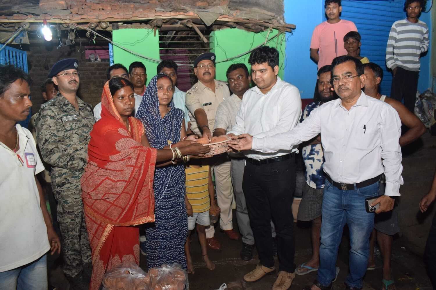 डीसी ने दीपावली पर कुम्हार भाइयों से खरीदे दीये