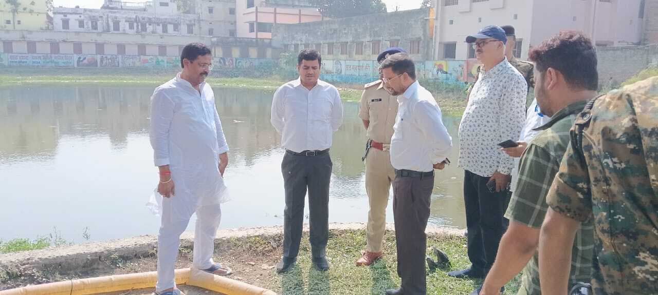 छठ पर्व की तैयारी को लेकर डीएम व एसपी ने किया घाटों का निरीक्षण