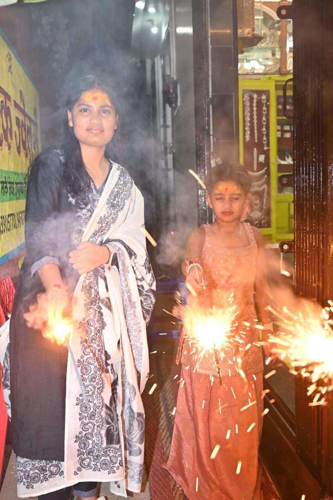 Sitamarhi : धूमधाम से मनी दिवाली, परिवार संग उत्साह व उमंग में डूबे रहे लोग