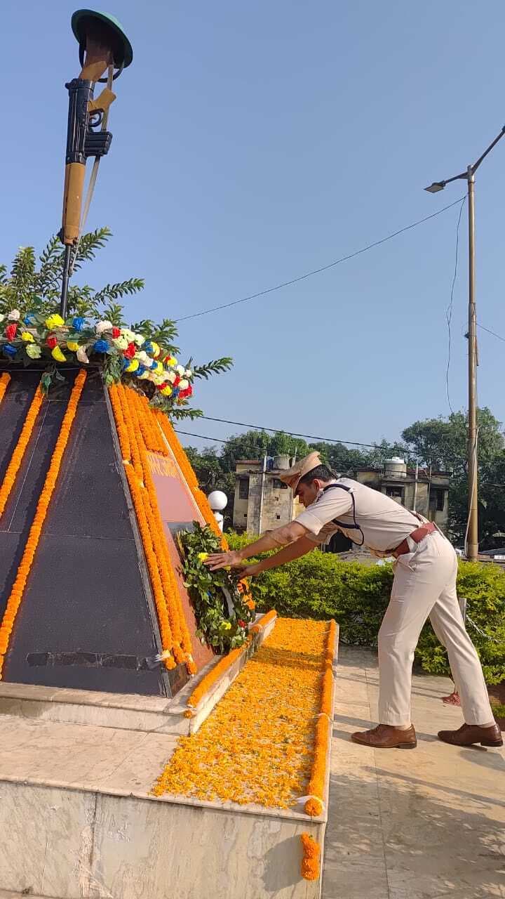 Deoghar news : पुलिस लाइन में शहीद पुलिस कर्मियों को दी श्रद्धांजलिगयी श्रद्धांजलि