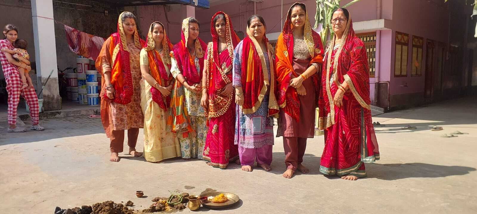 गोवर्धन पूजा पर महिलाओं ने की गौ-माता की पूजा-अर्चना