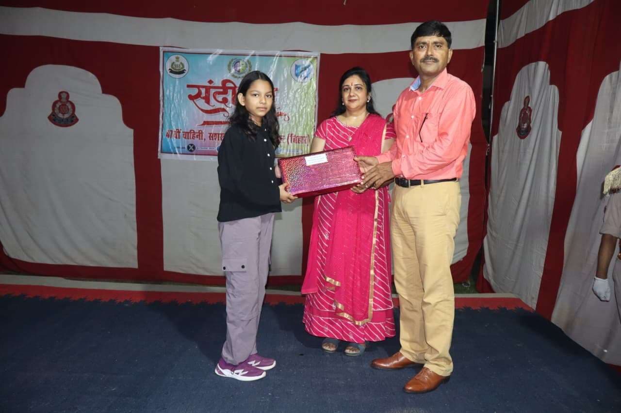 Motihari: सीमा पर जवानों ने एक दूसरे का खिलाई मिठाई, बांटा प्यार