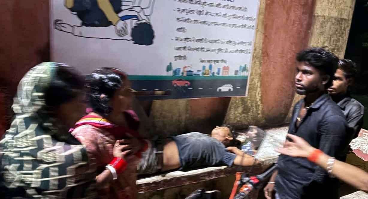 एनएच-80 पर बाइक और जुगाड़ गाड़ी में जबरदस्त टक्कर