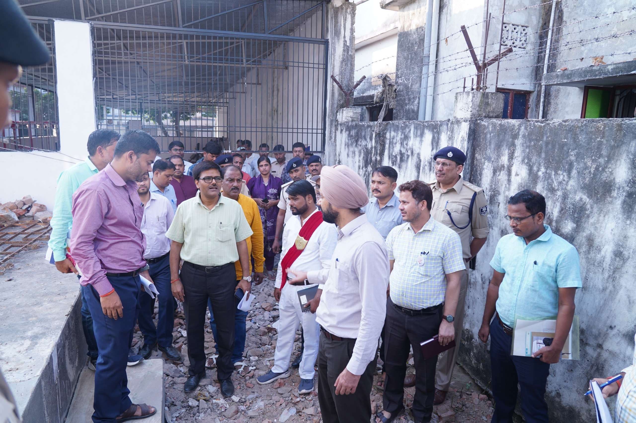 स्ट्रांग रूम व डिस्पैच सेंटर का जिला निर्वाचन पदाधिकारी ने लिया जायजा