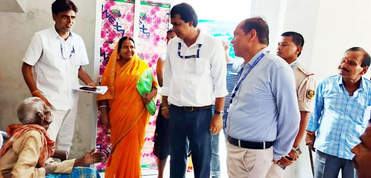 चुनाव प्रेक्षक ने बरौली में संवेदनशील मतदान केंद्रों का लिया जायजा