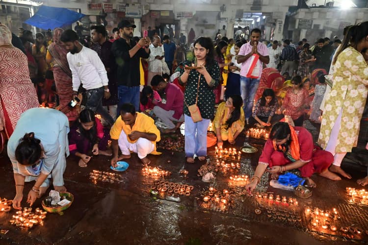 Deoghar News : दीपोत्सव पर जगमगाये घर-आंगन, लाखों दीयों से रौशन हुआ बाबा मंदिर