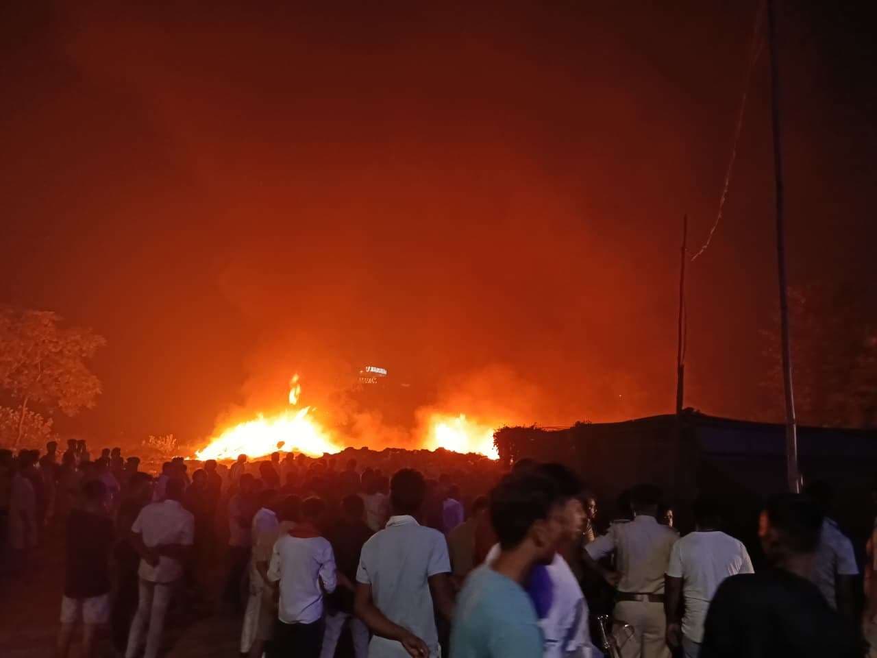 गुलाबबाग में बोरियों के गोदाम में लगी आग से लाखों का नुकसान