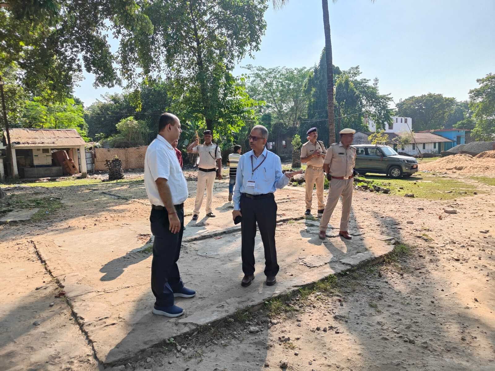 ऑब्जर्वर ने मतदान केंद्र का किया निरीक्षण