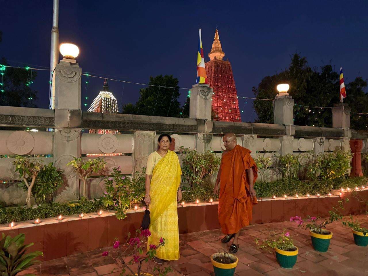 देश-दुनियां में शांति की कामना से महाबोधि मंदिर क्षेत्र में जलाये 500 दिये