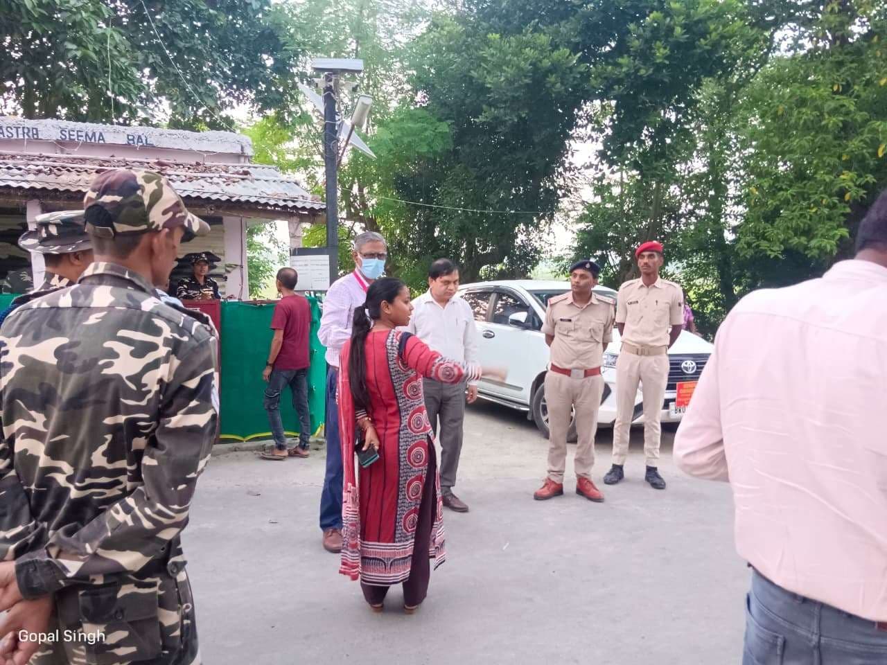 आब्जर्वर ने किया बूथ का निरीक्षण