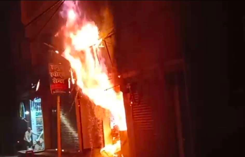 एसी व कुलर पार्ट्स दुकान में लगी आग, लाखों की संपत्ति राख