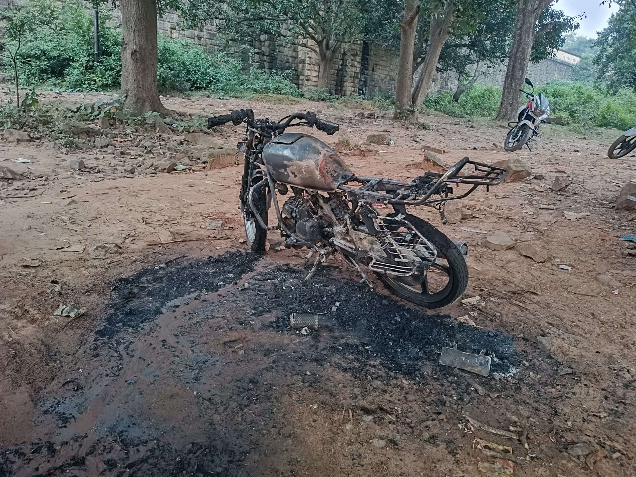 Dhanbad News : दोस्तों ने आपसी विवाद में जला दी बाइक