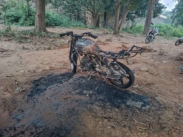 Dhanbad News : दोस्तों ने आपसी विवाद में जला दी बाइक