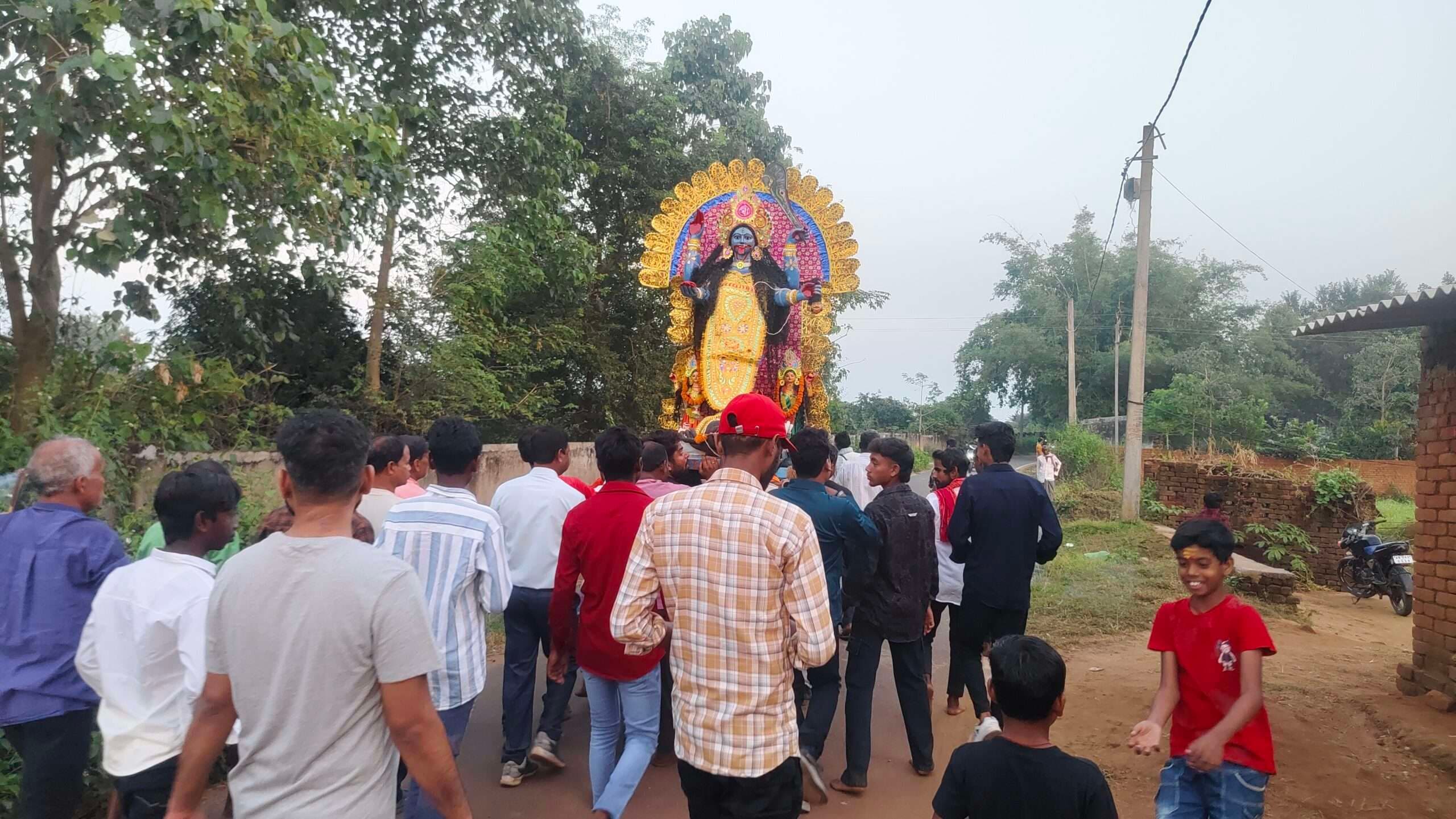 नम आंखों से मां काली को दी विदाई