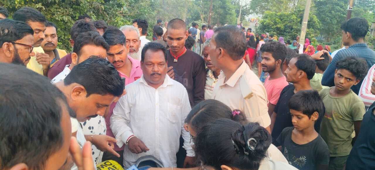 करेंट की चपेट में आने से पिता-पुत्र की मौत, परिजनों में मचा कोहराम