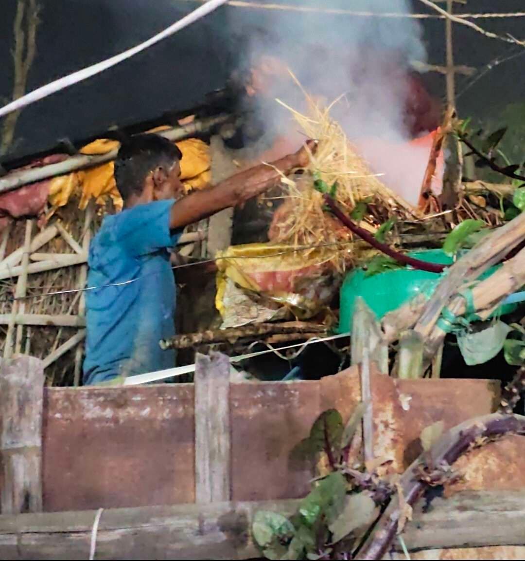 पटाखे से लगी आग पर ग्रामीणों ने तुरंत पाया काबू