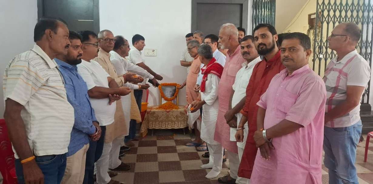 स्वतंत्रता सेनानी सहदेव झा की सरकारी परिसर में मूर्ति लगाने की मांग