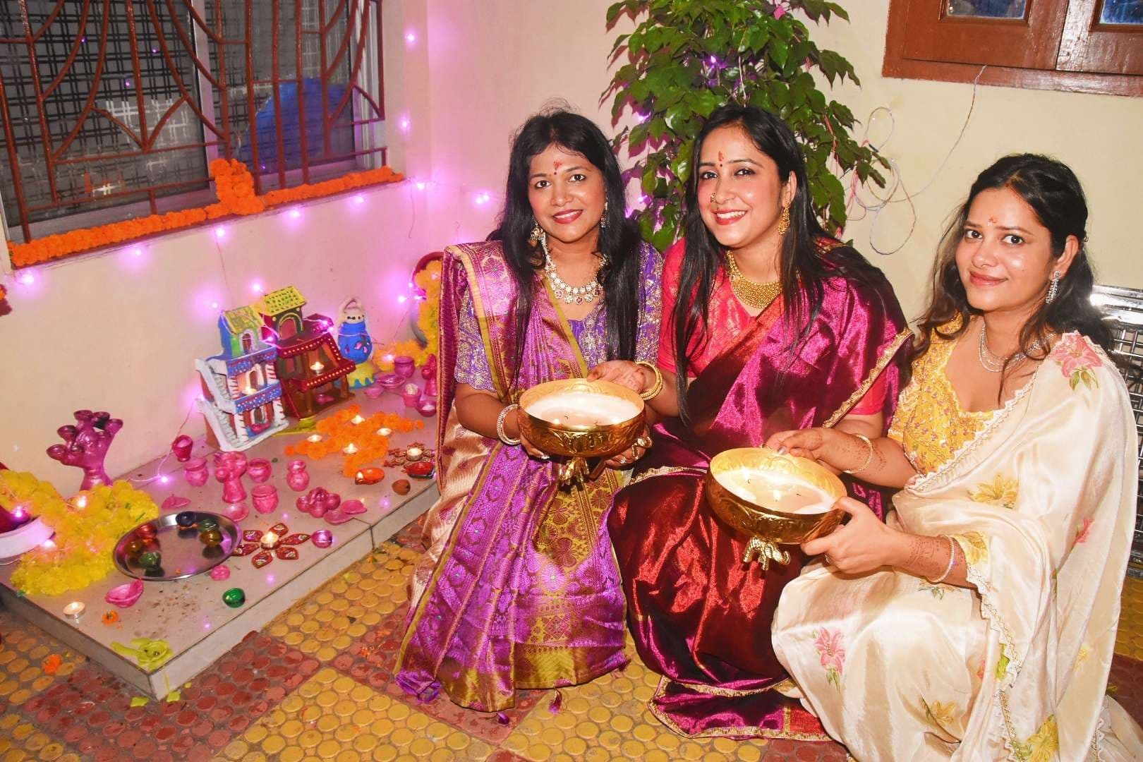 Dhanbad News: शुभ मुहूर्त में की गयी मां लक्ष्मी की पूजा, सुख-समृद्धि का मांगा वरदान